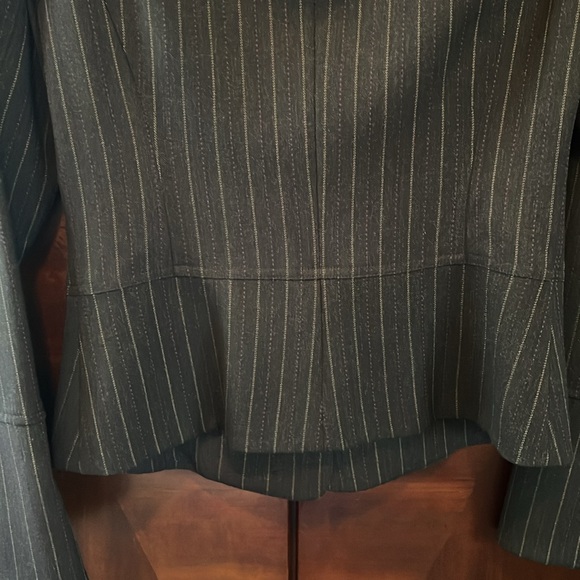 Yansi Fugel Pinstripe Blazer- Size 2- New without Tags - Picture 6 of 11